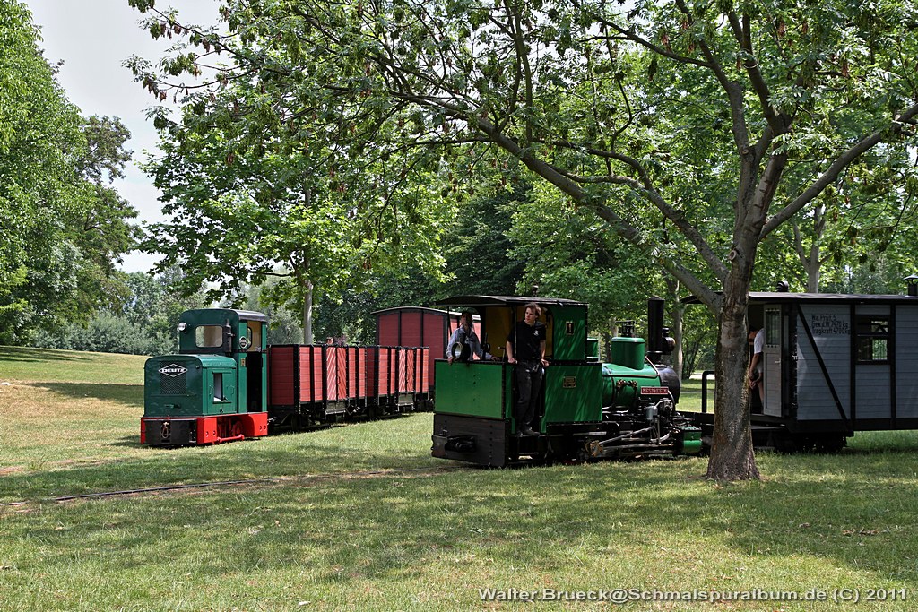 FFM Feldbahnfest  Von der Landwirtschaft zur Kleinbahn  - 04.06.2011 -- Begegnung der ausfahrenden  BESIGHEIM  mit dem am Gleisdreieck wartenden G�terzug mit der D3 Diesellok (Deutz F2L514F, Bj. 1956). -- Weitere Fotos vom FFM Feldbahnfest 2011 siehe auch auf http://www.schmalspuralbum.de/

