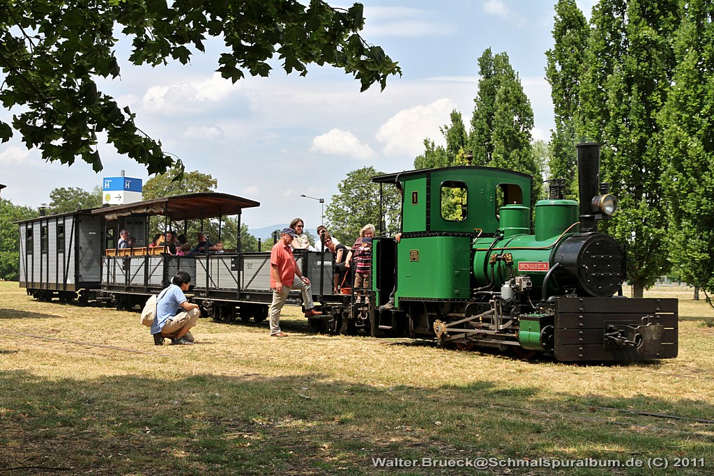 FFM Feldbahnfest  Von der Landwirtschaft zur Kleinbahn  - 04.06.2011 -- Die FFM 1  BESIGHEIM  setzt in der Endstation Kaiserdamm erneut vor den Personenzug, um diesen in B�lde weiter zu bef�rdern. -- Weitere Fotos vom FFM Feldbahnfest 2011 siehe auch auf http://www.schmalspuralbum.de/

