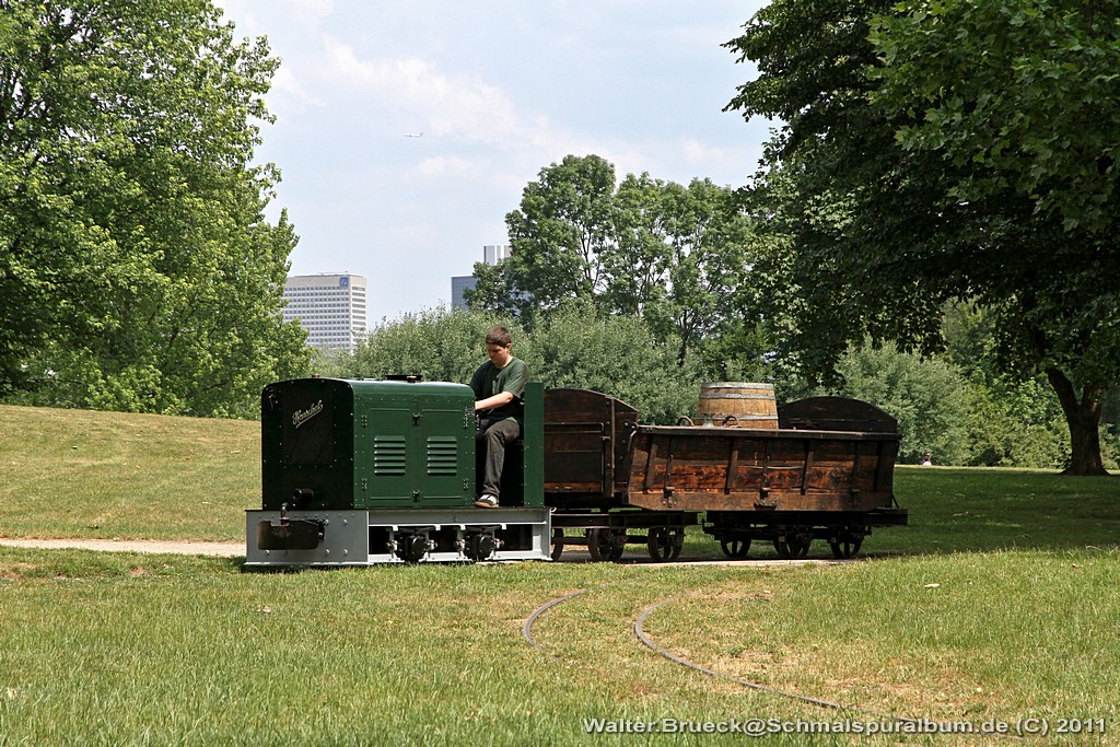 FFM Feldbahnfest  Von der Landwirtschaft zur Kleinbahn  - 04.06.2011 -- Kurzzug mit der FFM D14 Diesellok (Henschel DG 10) und dem Landwirtschaftswagen. Der Wagen Nr. 545 ist ein originalgetreuer Nachbau eines Dolberg Landwirtschaftswagens und mit gebremsten st�hlernen Drehgestellen ausger�stet. Im Fahrbetrieb des FFM wird er die Landwirtschaftsbahnen repr�sentieren. -- Weitere Fotos vom FFM Feldbahnfest 2011 siehe auch auf http://www.schmalspuralbum.de/


