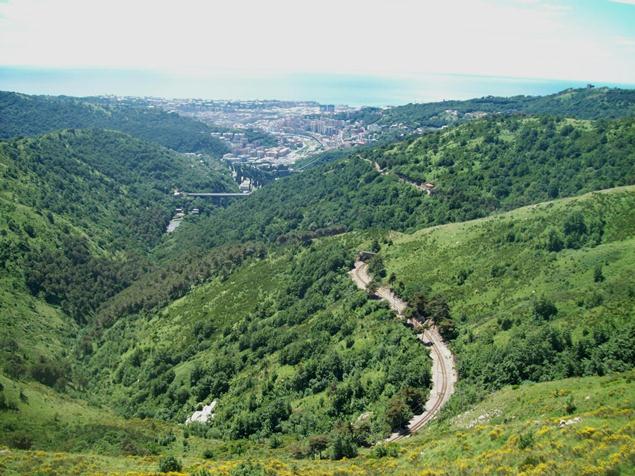 FGC - Ferrovia Genova - Casella. Rckblick auf die Bahntrasse in Richtung Genova, am 21.06.2010. Fr die Fahrt bekommt man eine Fahrkarte nach altem Muster, mit Stationen und Monatsdaten. Es kommt ein Schaffner der die Karten mit der Zange und vielen Lchern entwertet!