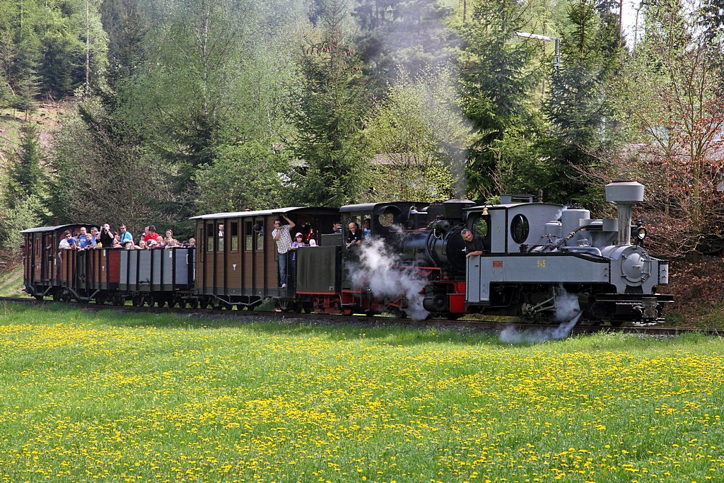 FGF Fahrtag am 01.05.2012  --  Gegen Ende des Fahrtages wurde wieder einmal mit Vorspann gefahren. Hier erklimmt der Zug gerade die Steigungsstrecke oberhalb des Gleisdreiecks.  --  Weitere Fotos siehe auch in meinem http://www.fgf-fotoalbum.de/