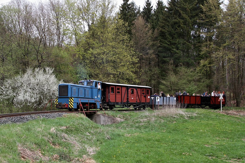FGF Saisonstart am 17.04.2011  --  Frhlingsimpressionen! Der zurck fahrende Dieselzug mit der V10C passiert den kleinen Wasserdurchlass am oberen Wendepunkt der Strecke.  --  Weitere Fotos siehe auch in meinem http://www.fgf-fotoalbum.de/