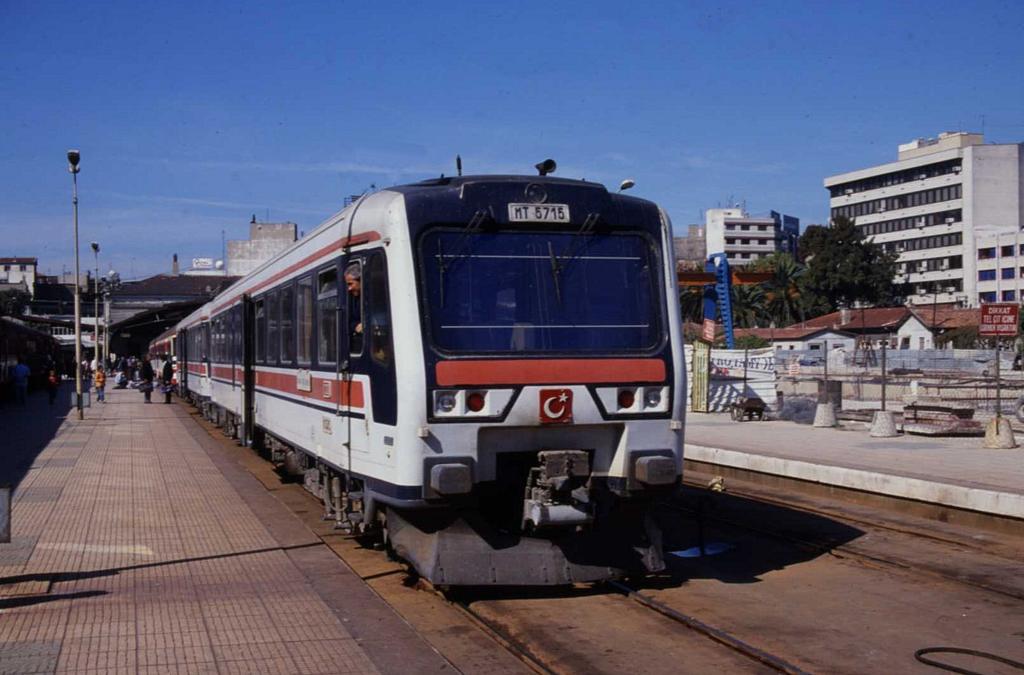 Fiat Triebwagen MT 5715 steht am 28.9.1998 abfahrbereit im Kopfbahnhof 
der trkischen Millionenstadt Izmir im Bahnhof Basmane.