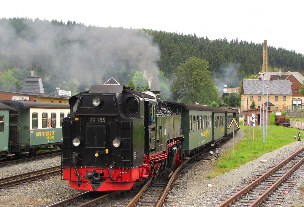 Fichtelbergbahn (SDG) 99 785 mit der SDG 1004 von Kurort Oberwiesenthal nach Cranzahl, bei der Ausfahrt in Hammerunterwiesenthal; 13.09.2011