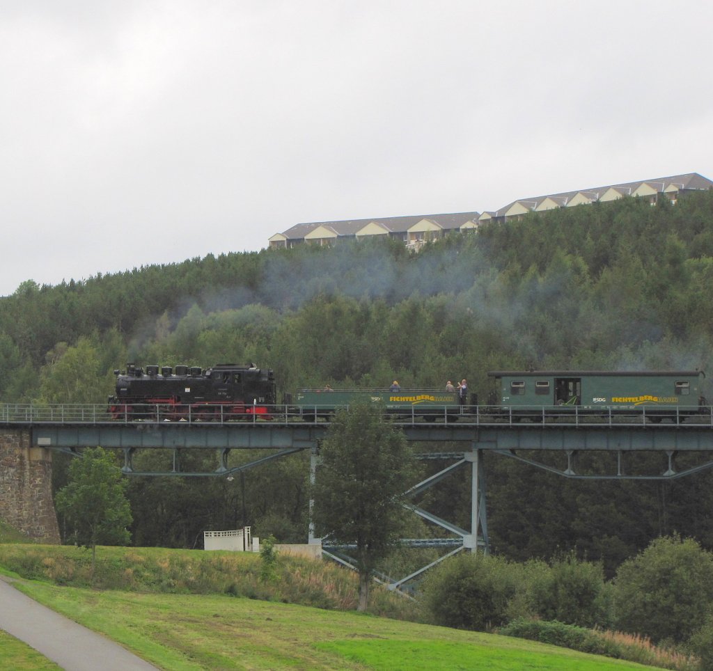 Fichtelbergbahn (SDG) 99 794 mit der SDG 1003 aus Cranzahl, auf dem Htterbach-Stahlgitterviadukt in Oberwiesenthal; 13.09.2011