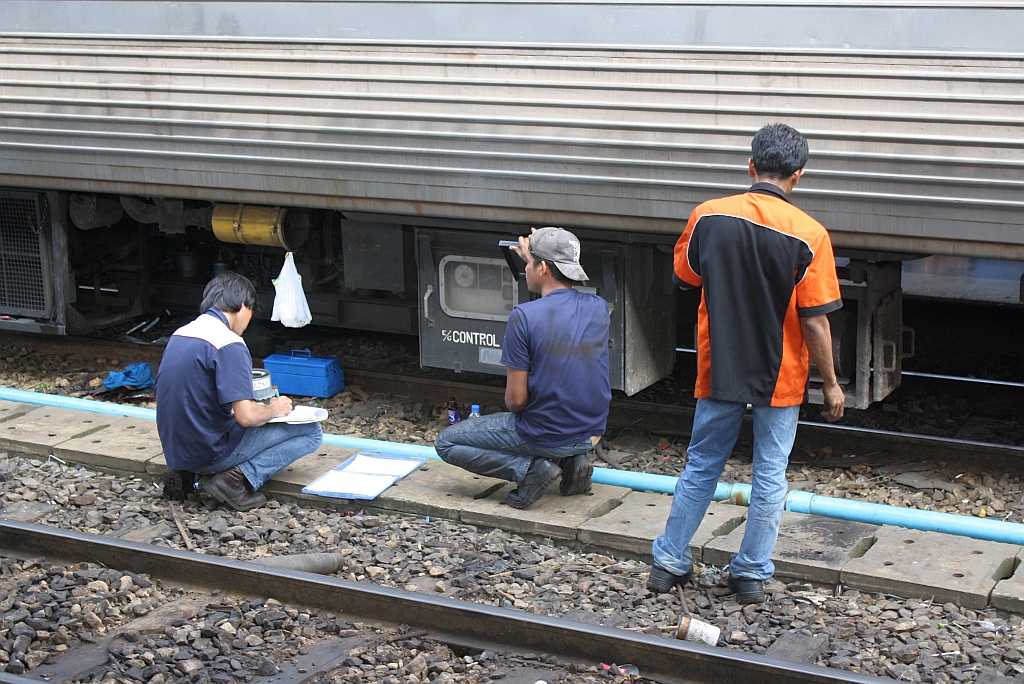Filterwechsel an einem Schlafwagen im Bf. Hua Lamphong am 02.November 2012.

