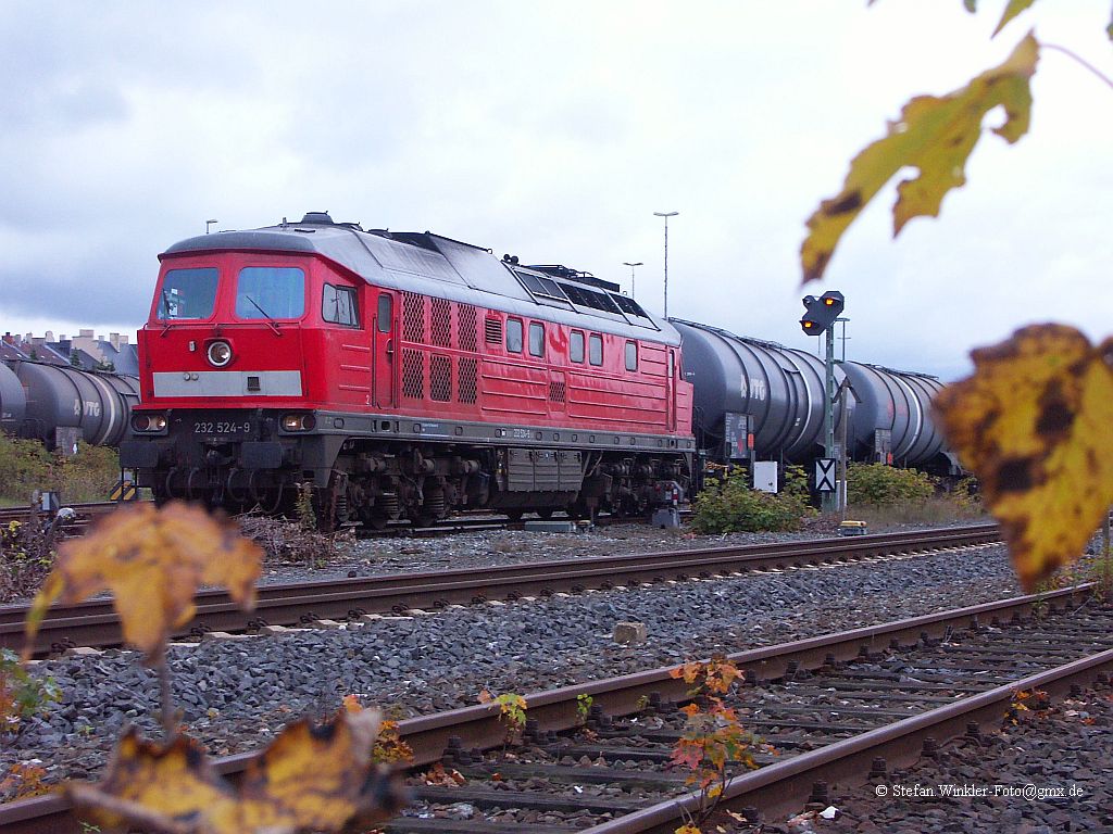 Finde ich selber auch net bel. Am Freitag 15.10.2010 fhrt die 232 524 mit einem Kesselzug auf Hof Hbf aus Ri Sachsen. Mit etwas berlegung gelang es auch noch, etwas Herbst mit ins Bild zu nehmen...
