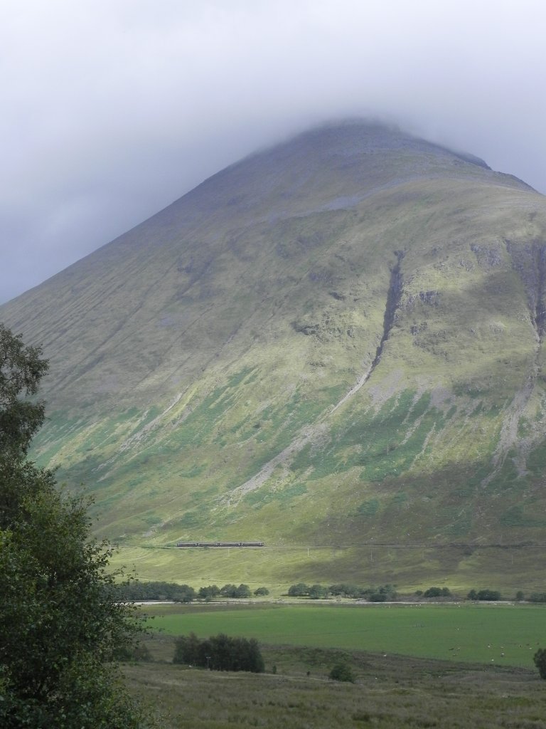 Finde den Zug in der Landschaft ...
Class 156 Zug der Scotrail auf der West Highland Line zwischen den Stationen Upper Tyndrum und Bridge of Orchey am 20.08.2011 entlang der wunderschnen Landschaft und des West Highland Wanderweges.