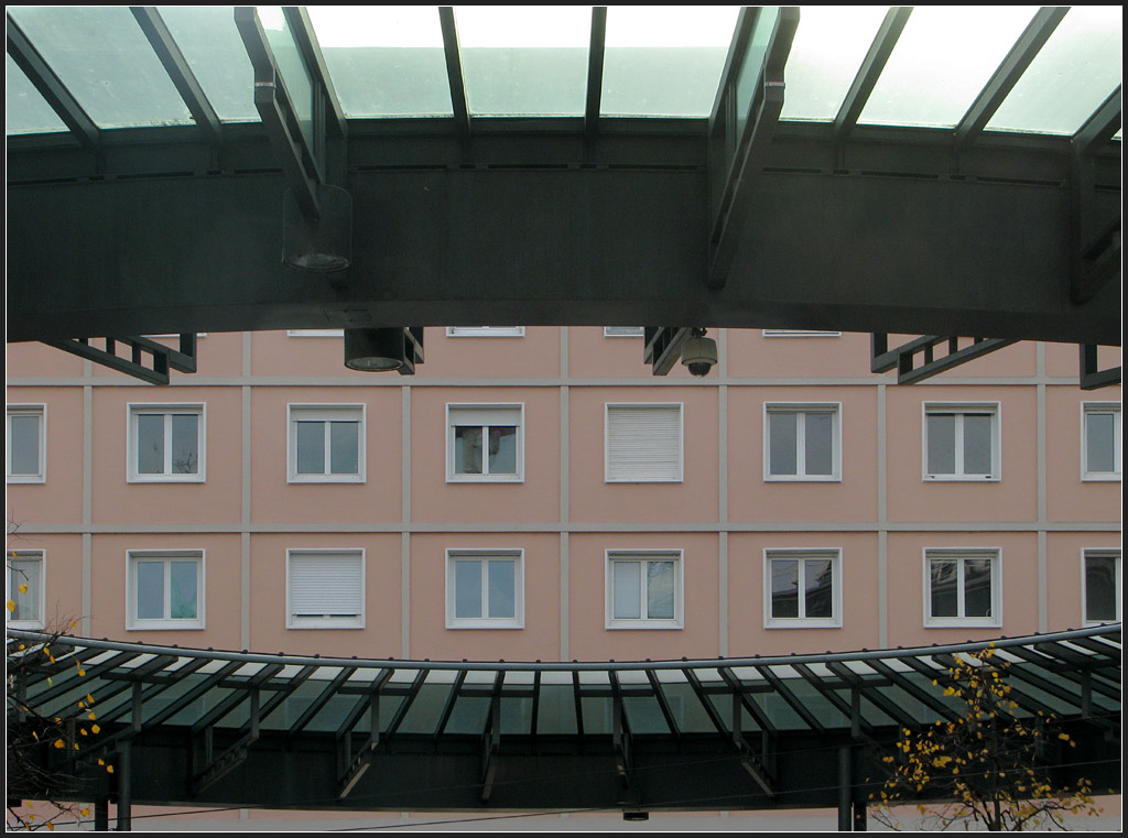 Fischaugendurchblick - 

Das Haltestellendach der Trmstation  Homme de Fer  in Straßburg mal anders gesehen. 

30.10.2011 (M)