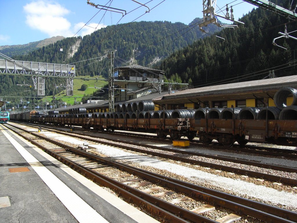 Flachwagen beladen mit Drahtrollen waren Bestandteil eines langen Stahlzuges gezogen von 189 901RT und 189 930RT im Bahnhof Brenner