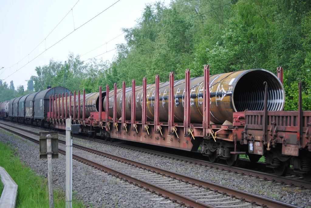 Flachwagen der DB mit Rungen und Stahlrohr am 28.5.2010 auf dem Weg nach Aachen, bei Herzogenrath
