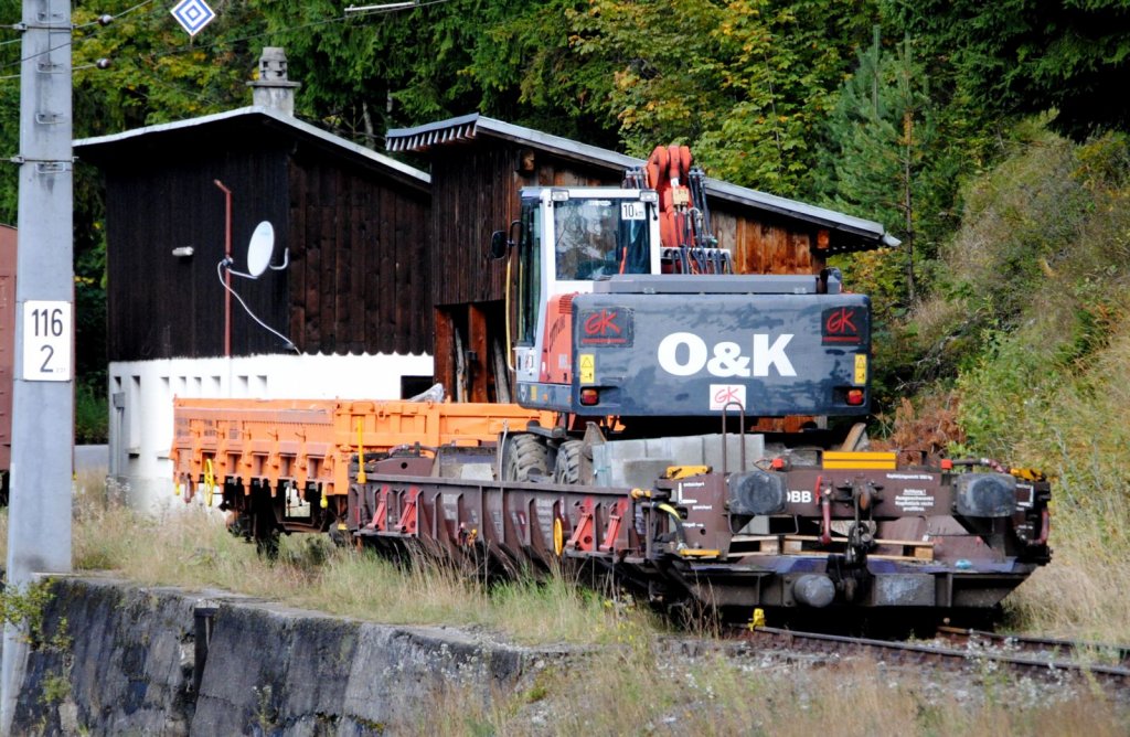 Flachwagen mit Bagger am Haltepunkt Wald (St.Anton) am Arlberg