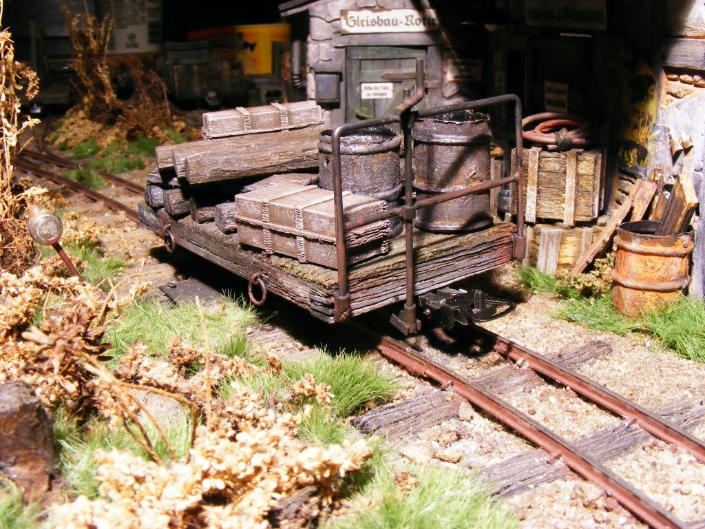 Flachwagen (mit Bremse) mit Ladegut der Gleisbaurotte_01