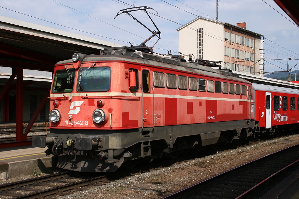  Fleckerlteppich  1142 542 steht mit ihrem Wendezug am 3.8.2009 im Bahnhof von Bruck/Mur bereit.