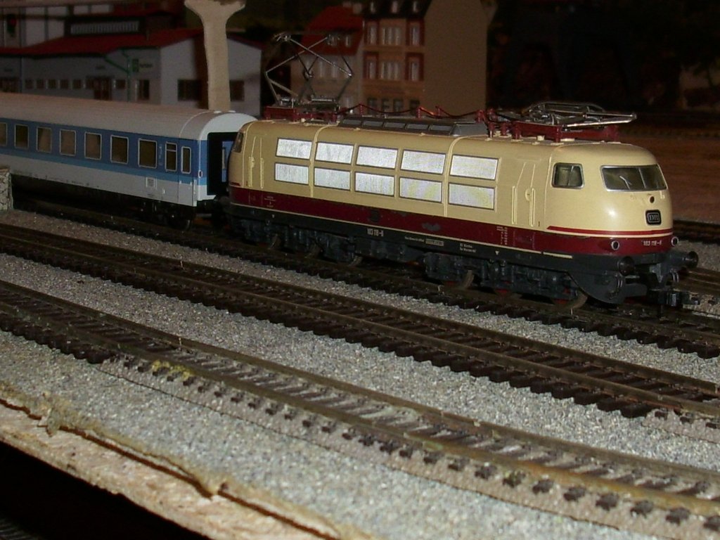 Fleischmann`s 103 118 noch mit Scherenstromabnehmer und InterRegiowagen ebenfalls von Fleischmann.