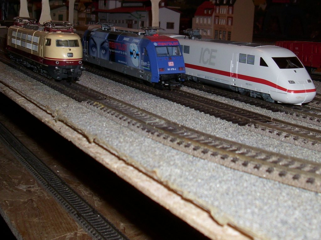 Fleischmann`s 103 118,Roco`s 101 078 und ebenfalls von Roco ICE 402 011 prsentierten sich auf meiner neuen Anlage.