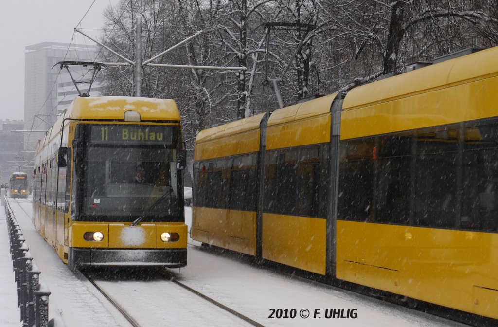 Fleiig durch die Flocken - Der beste Winterdienst ist ein dichter, regelmiger Bahnverkehr: Auf der St. Petersburger Strae begegnet ein NGT6DD auf Linie 11 der Nachfolgegeneration NGTD8DD auf Linie 9 (02.01.2010).