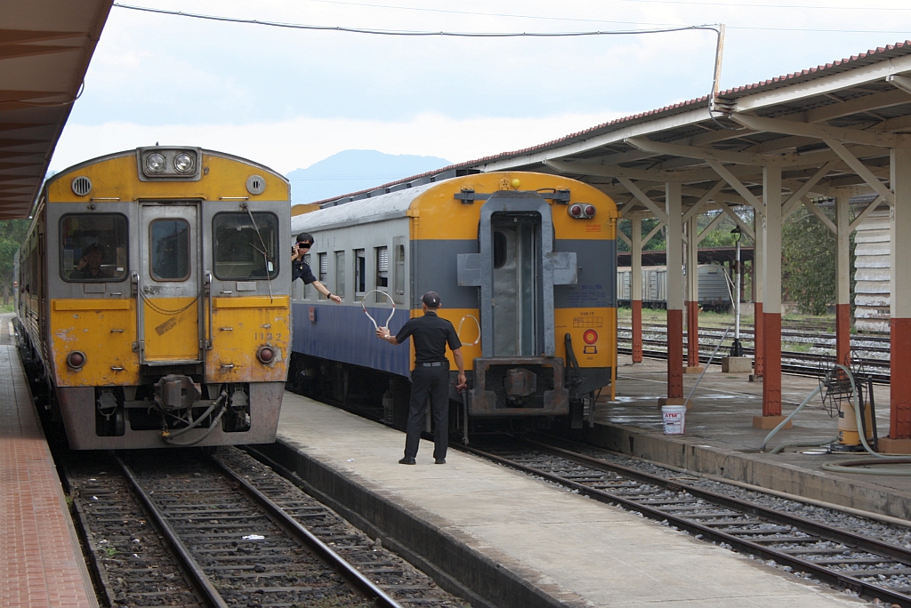 Fliegende bergabe der  Token  fr die Sicherungsanlage am 08.Jnner 2011 im Bf. Den Chai beim ORD 407 mit dem THN 1132 an der Spitze.