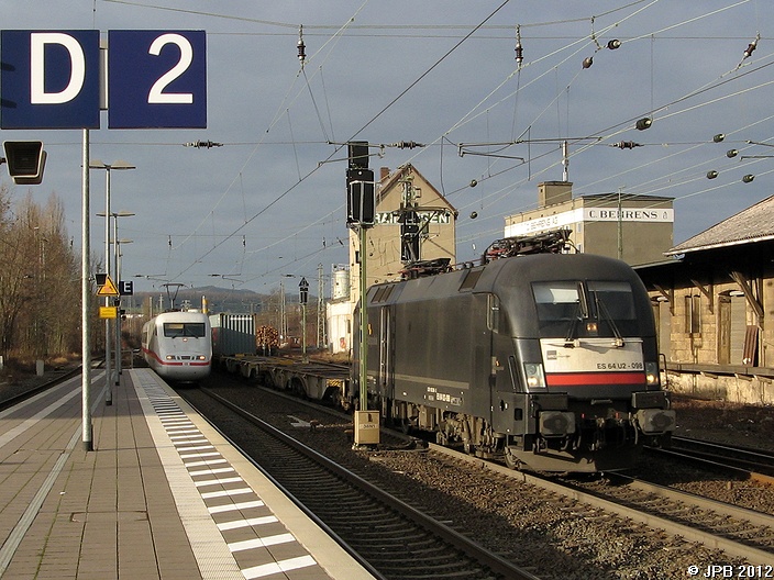 Fliegende berholung eines Gterzuges (Lok: ES 64 U2-098) durch einen ICE 1 (Tz 177  Basel ) im Bf Alfeld am 16.01.2012 // Gterzug befhrt Gegengleis und passiert Signal Zs 6 in Hhe des Aufnahmeortes
