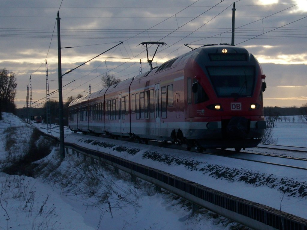 Flirt 429 027 kam, am 28.Januar 2010, mir als RE 33313 Stralsund-Binz vor Bergen/Rgen entgegen.Im Hintergrund der Flirt nach Rostock.
