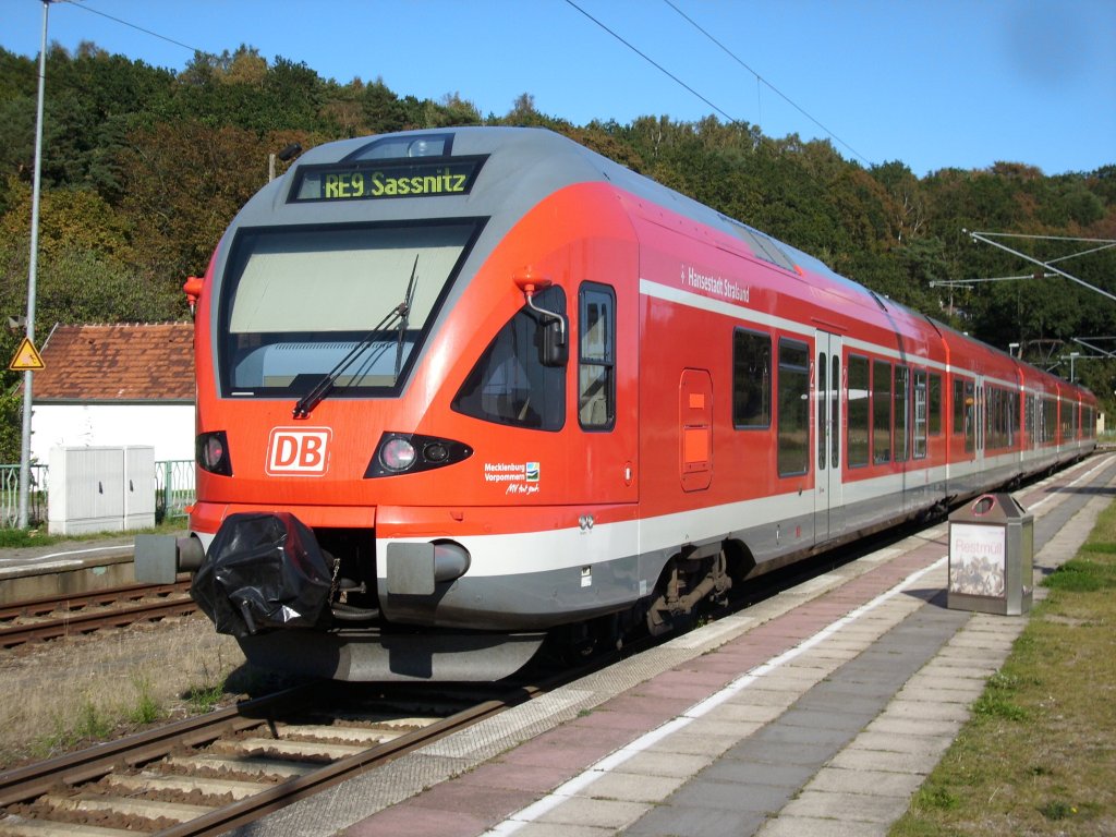 Flirt 429 028 wartet am 16.September 2009 in Lietzow auf Anschlureisende nach Sassnitz. 