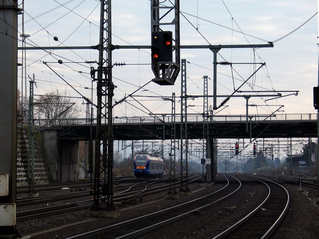 Flirt der Cantus-Bahn nhert sich dem Bahnhof Kassel-Wilhelmshhe am 19.11.2011.