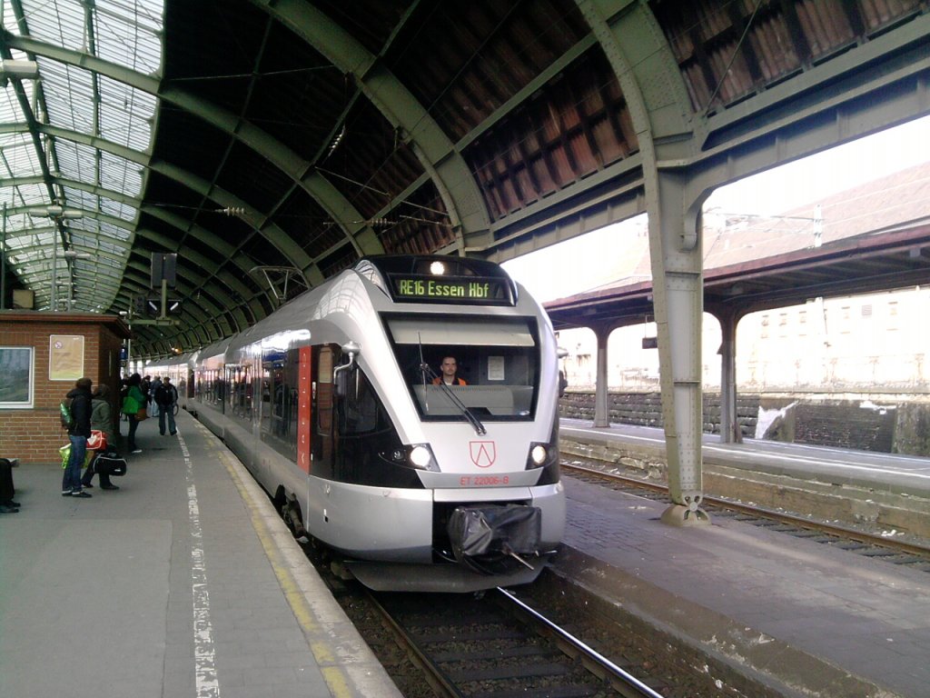 Flirt Triebwagen der Abellio in Hagen.
Zug fhrt als Linie RE16 nach Essen Hbf.