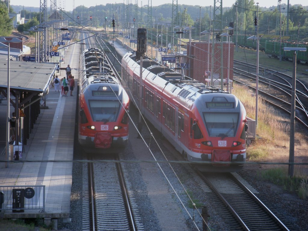 Flirttreffen,am 02.August 2013,in Bergen/Rgen Links RE 13033 Stralsund-Binz und Rechts um ein paar Minuten versptete RE 13016 Sassnitz-Rostock.Aufgenommen von der Fussgngerbrcke.