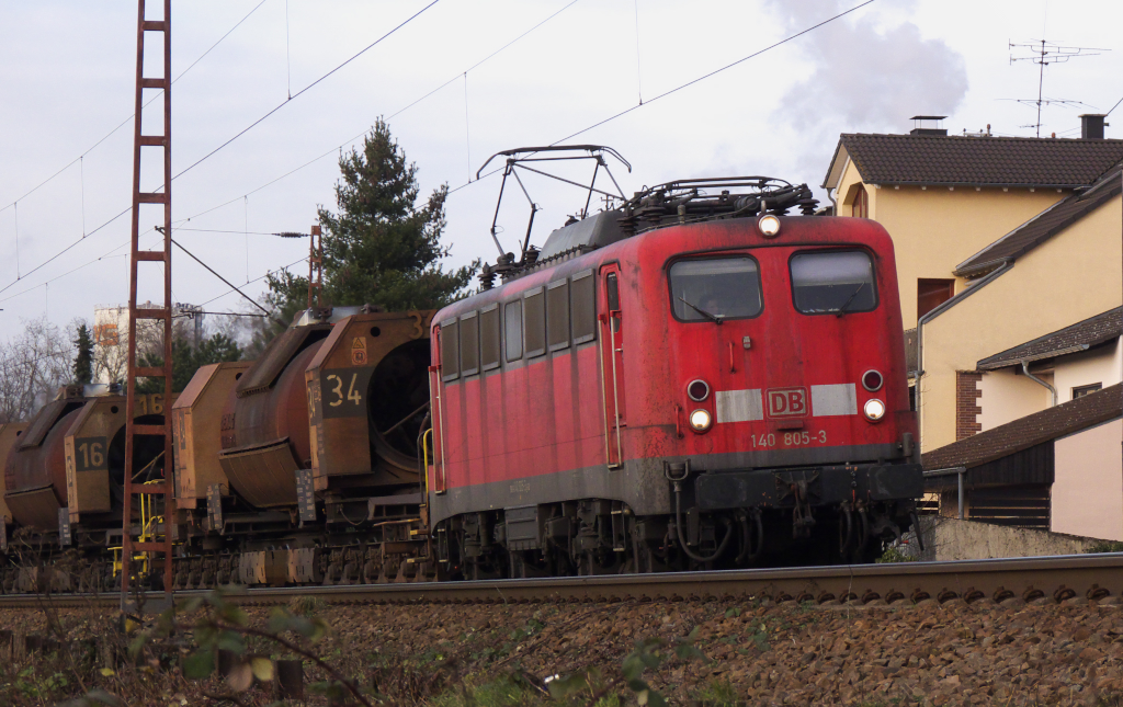 Flssiges Eisen per Bahn...

Mehrere  Suppenzge  verkehren am Tag zwischen Dillingen - Saar und Vlklingen. 140 805-3 bringt mit ihren Torpedowagen Nachschub an flssigem Eisen nach Vlklingen.
Zwischen Anschlu Dillingen-Htte und Saarlouis Hbf. fhrt die Suppe auf dem  falschen  Gleis.
Diese Lokomotive wurde bei Henschel im Jahr 1971 gebaut.
13.12.2010 KBS 685