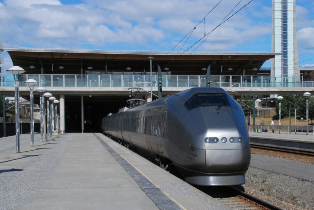 Flughafen Oslo Gardemoen am 13.04.2012: Triebzug der Baureihe BM71 - Flytoget - bei der Abfahrt in Richtung Oslo Hauptbahnhof. Der Flughafen Gardemoen liegt etwa 50 Autokilometer nordstlich von Oslo Stadt und wurde 1998 fertiggestellt.