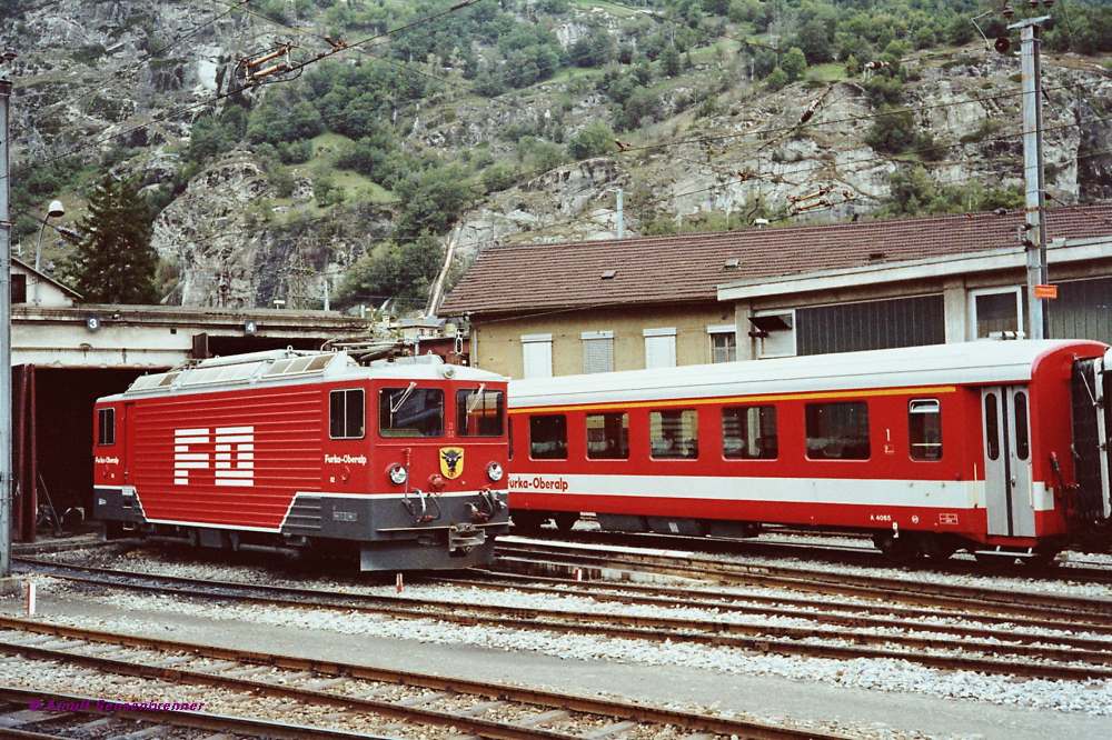 FO Ge4/4 III 82 'Uri' (SLM+BBC1979)  -damals nagelneue Adhsionslok fr den im Herbst 1981 aufgenommenen Verkehr durch den Furka-Basistunnel.
1981-09-25 Brig