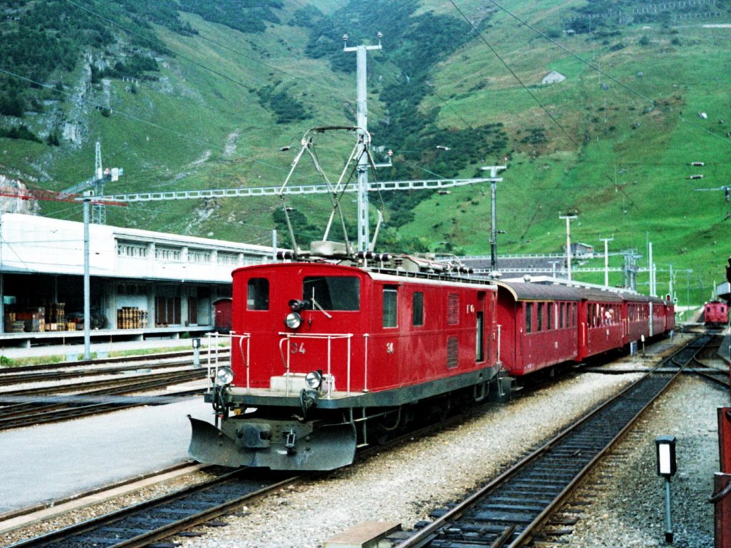 FO HGe 4/4 I-34  mit Schnellzug Chur-Brig
1981-09-25 Andermatt 
