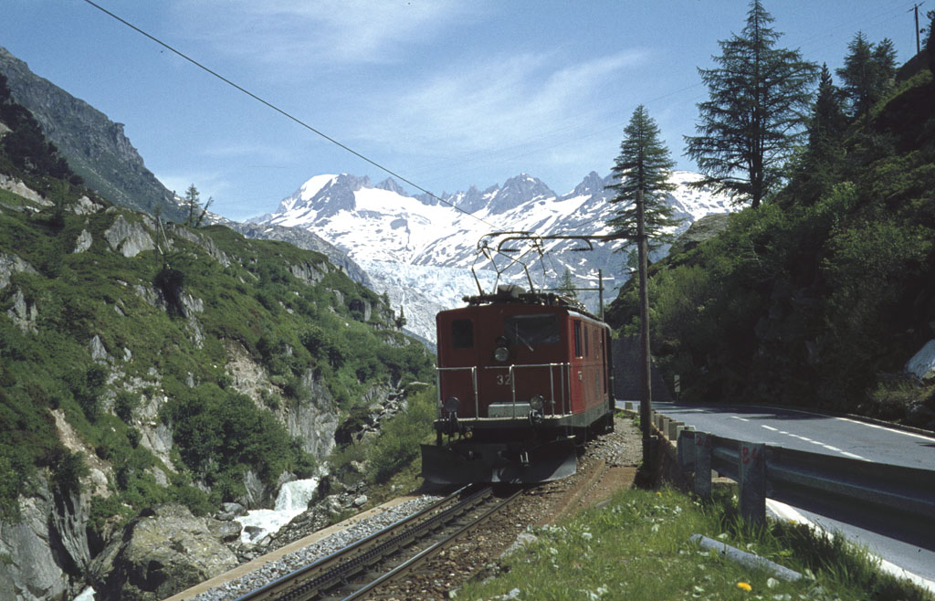 FO HGe 4/4 I Nr. 32 bei Gletsch Richtung Oberwald fahrend, aufgenommen im Sommer 1979