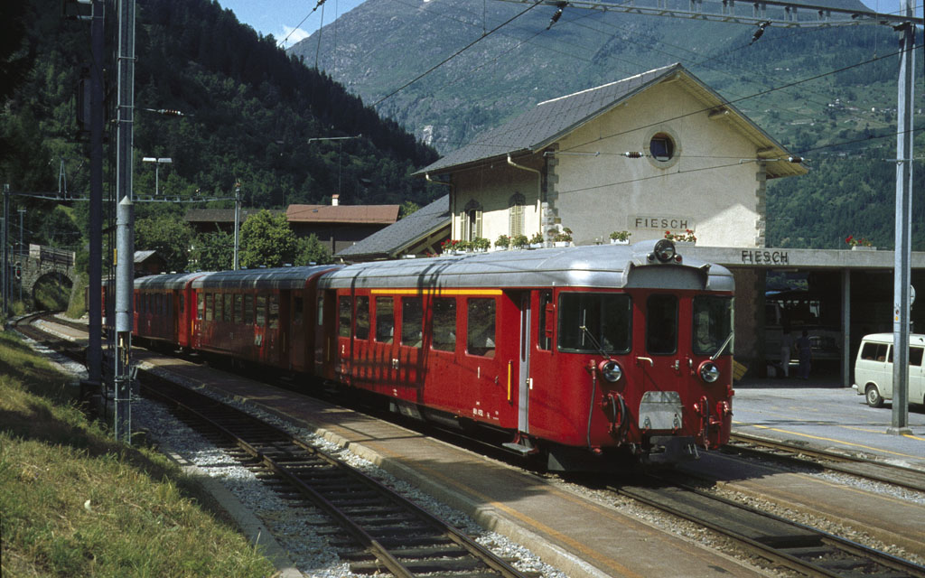 FO Pendelzug mit Steuerwagen ABt 4152 im Bahnhof Fiesch, aufgenommen im Sommer 1979