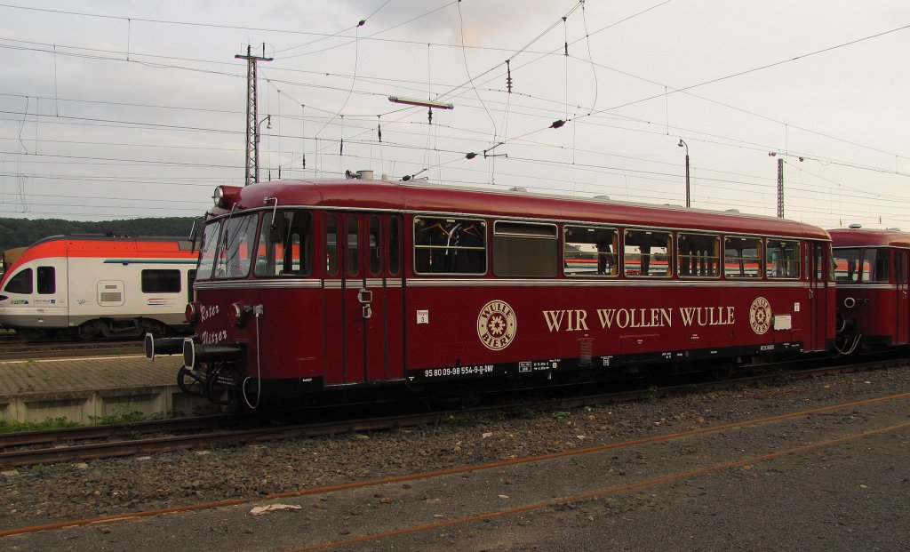 F�rderverein Schienenbus e.V. 998 554-9 (95 80 09-98 554-9-D-DNV)  Roter Flitzer  als Sonderzug zu  Rhein in Flammen  aus Stuttgart Hbf, im Bf R�desheim (Rhein); 02.07.2011