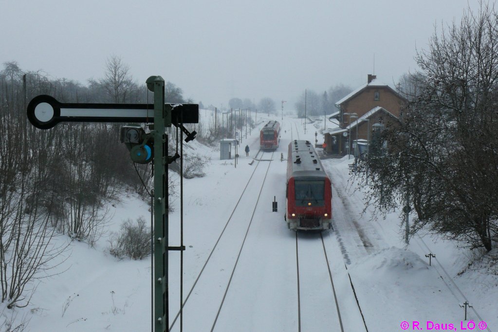 Formsignale an der KBS 727 02; 09.01.2010, 14.04 Uhr:
Zum Alltagsbetrieb im Bahnhof Dggingen gehren die stndlichen Zugkreuzungen, hier mit RE 22306 nach Rottweil (links hinten am Gleis 2) und RE 22311 nach Neustadt (Schw) vorne rechts auf dem Hausgleis. Die Fahrdienstleiterin steht mit Warnweste vor dem Stellwerksraum auf dem Hausbahnsteig.
