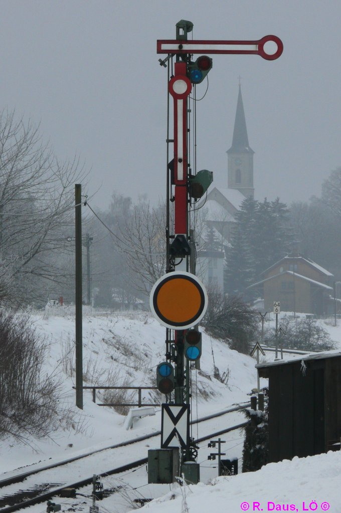 Formsignale an der KBS 727 03; 16.01.2010, 13.19 Uhr:
Bahnhof Dggingen: stliches Einfahrsignal (aus Richtung Donaueschingen) mit Ausfahrvorsignal
