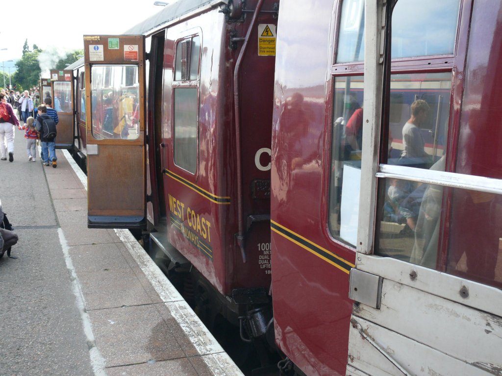 Fort William (Scotrail) am 21.07.2009, 'Jacobite Express' mit Mk1-Wagen der West-Coast Railways. Sehr gut bei den Tren zu sehen, das diese nur durch das Fenster von auen gffnet werden knnen.