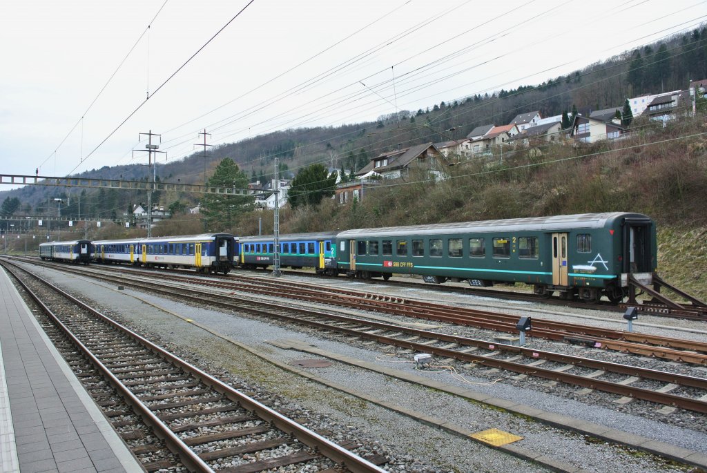 Fortlaufend werden EWI und EWII Wagen verschrottet, und trotzdem stehen immer neue zu verschrottende Wagen in Stein-Sckingen. Dies ist Beweis dafr, dass diese ra sich nun definitiv dem Ende zu neigt. Im Bild warten 11 dieser Wagen auf die Asbestsanierung, und in Olten stehen bereits die nchsten Wagen zur berfhrung, 06.03.2013.