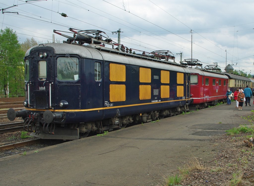 Fortsetzung der Bilderserie des 2. Bebraer Dampflokfests: Ebenfalls zu Gast in Bebra am 01. Mai waren die zwei Schweizerinnen 10008 und 10019 mit dem Rheingold-Zug. Whrend der Festivitten standen sie jedoch nur am Rand im Bahnhof Bebra.
