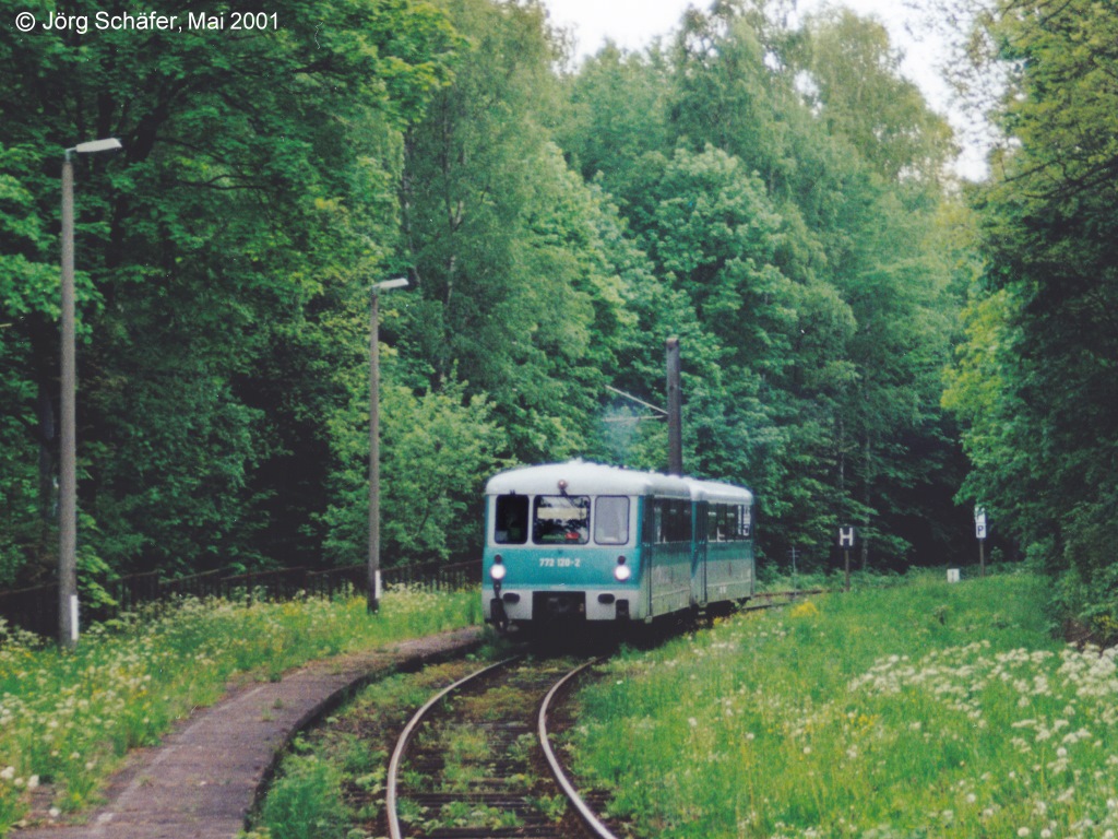 (Fortsetzung von ID 674938) ... und von 772 120 nach Friedrichroda. (Blick nach Norden in Reinhardsbrunn, Mai 2001)