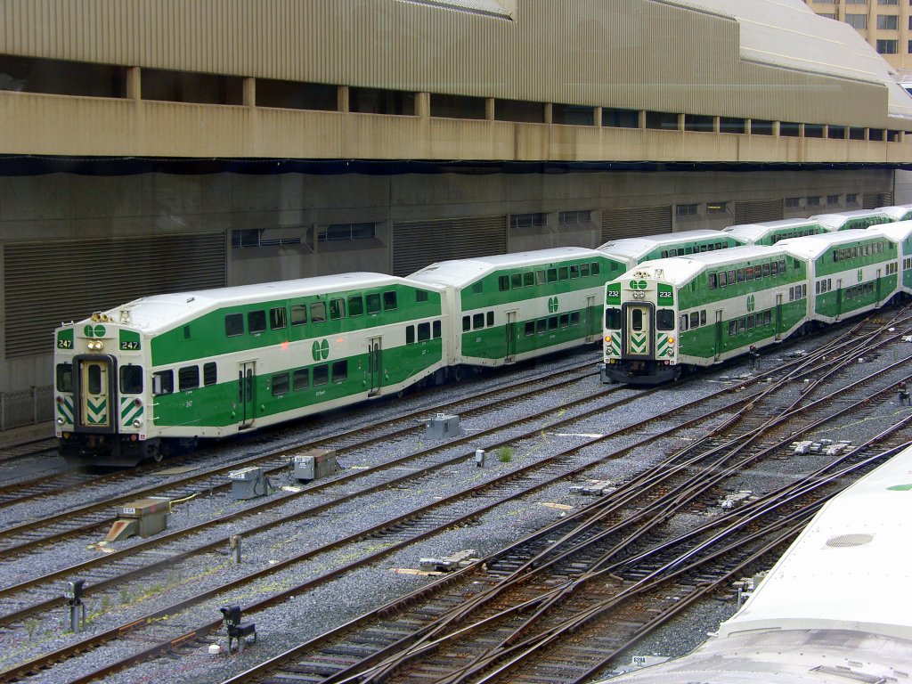 Foto von der Brcke, die zum CN Tower fhrt, geschossen am 19.08.2010, zeigt 2 Steuerwgen der GO Transit beim HBF in Toronto.