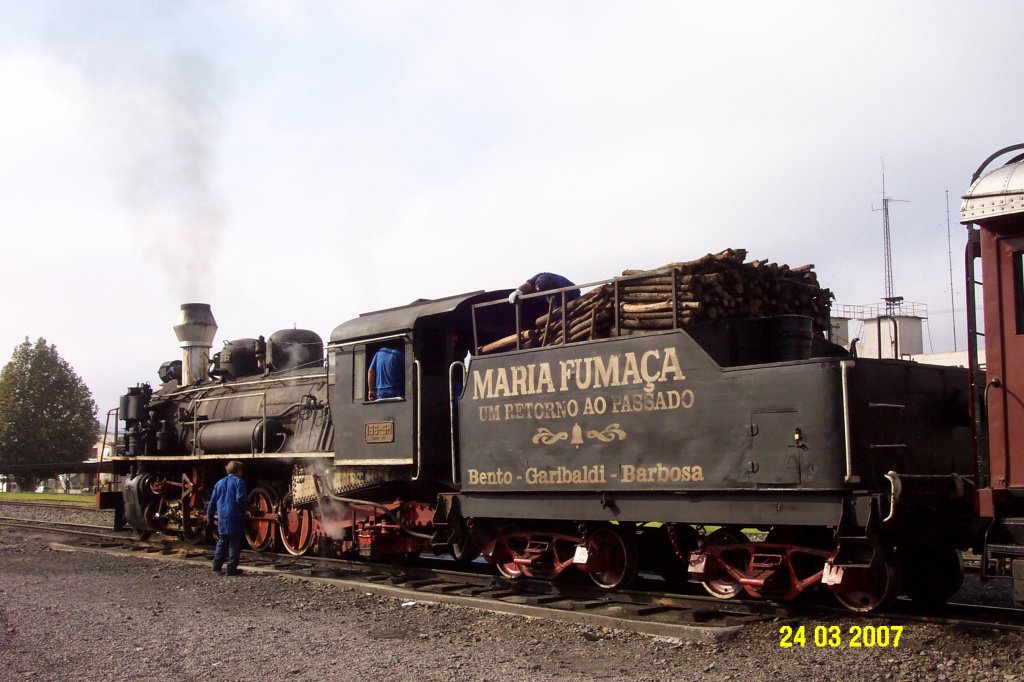 Foto der Lok 156 des Nostalgiezuges von Carlos Barbosa nach Bento Goncalves im Bundesland Rio Grande do Sul, aufgenommen am 24.3.2007 in Bento