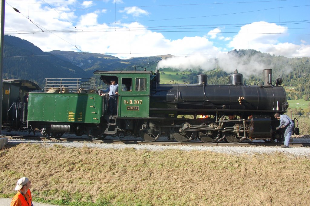 Foto- und Unterhaltshalt am 3.Oktober 2010 Nahe Castrisch im Bndner Oberland. Whrend die einen fotogrfieren sind die andern mit len beschftigt