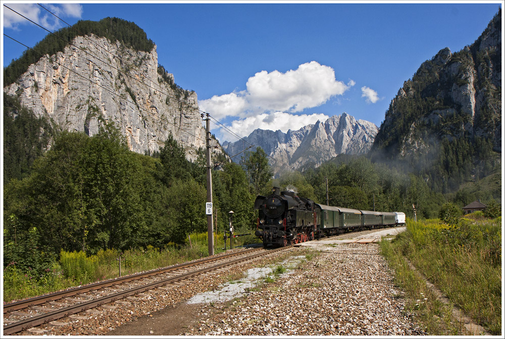 Fotodampfzug von Hieflau nach Selzthal am 12.8.2012 im ehem. Bahnhof Ges�use Eingang.