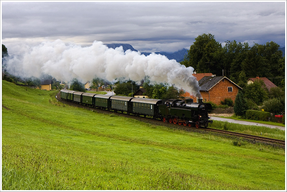 Fotodampfzug Z91151 (Attnang-Puchheim-Ried) mit der 78.618 bei der Ausfahrt aus dem Bahnhof Attnang-Puchheim am 6.8.2010.

