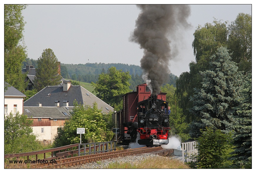 Fotoeinfahrt aus Richtung Wolkenstein in den Bahnhof Steinbach mit 99 590 vor einem Rollwagenzug, aufgenommen am 25.06.2010.