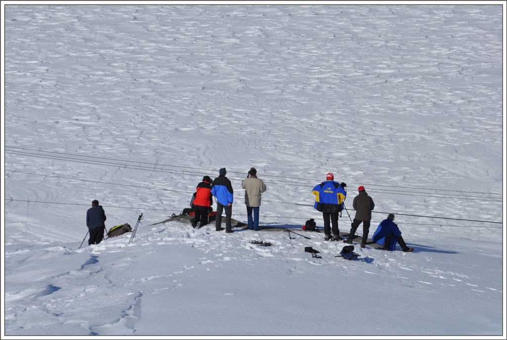 Fotografen im Niergendwo. Unterhalb der Stelle verluft die Strecke der Berninabahn entlang dem zugefrorenen Lago Bianco. (26.02.2011)