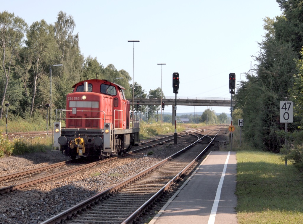 Fotografenglck am 24.7.12 in Irrenlohe: 294 587 fhrt  Lz  Richtung Schwandorf durch den Bahnhof.