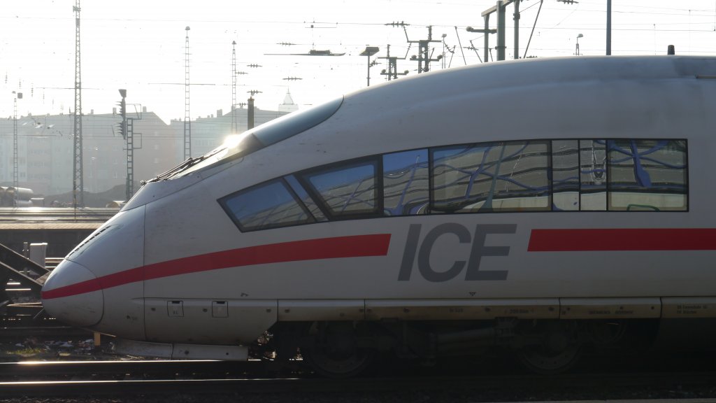 Fotografieren gegen die Regeln: 403 528 mit der meiner Meinung nach am besten designeten aerodynamischen Form in Mannheim Hbf, fotografiert von der Schattenseite. (25.01.12)